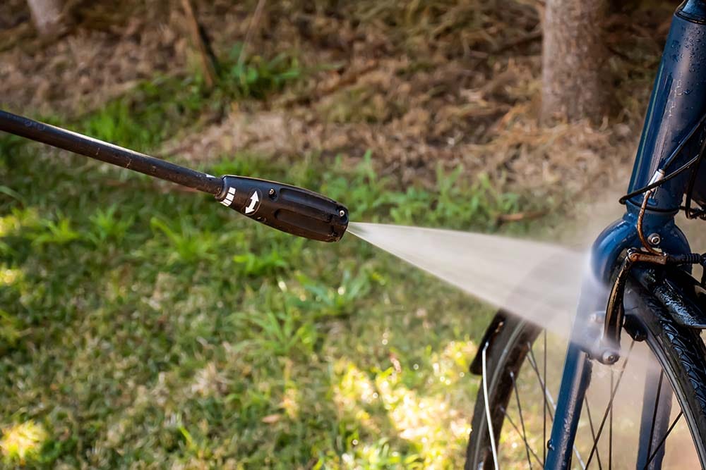 Πλυστικό μηχάνημα καθαρίζει αυλή με πέτρινο δάπεδο