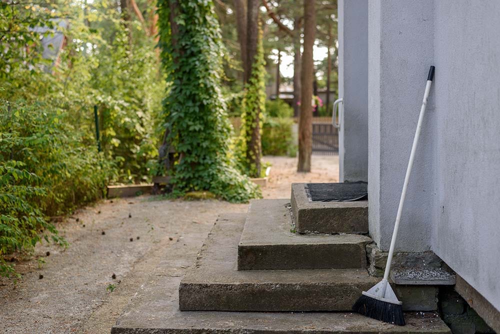 Τι σκούπα να πάρεις για το σπίτι; Σκούπα χειρός για εύκολη χρήση σε καναπέ και χαλιά