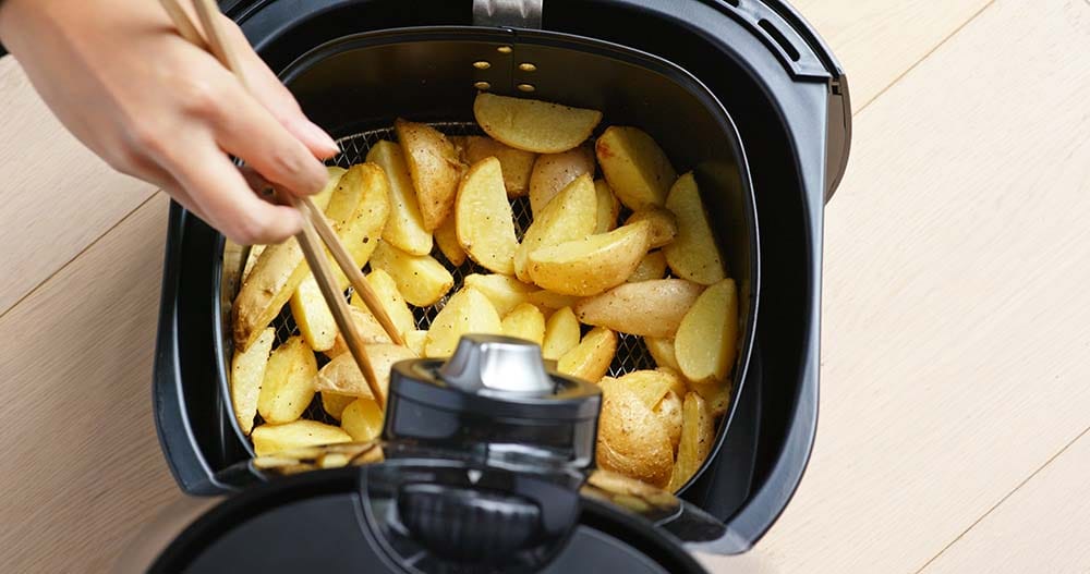 Τηγανητές πατάτες σε καλάθι air fryer χωρίς λάδι