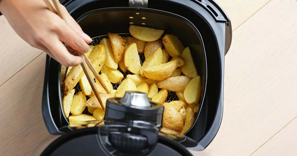 Τηγανητές πατάτες σε καλάθι air fryer χωρίς λάδι