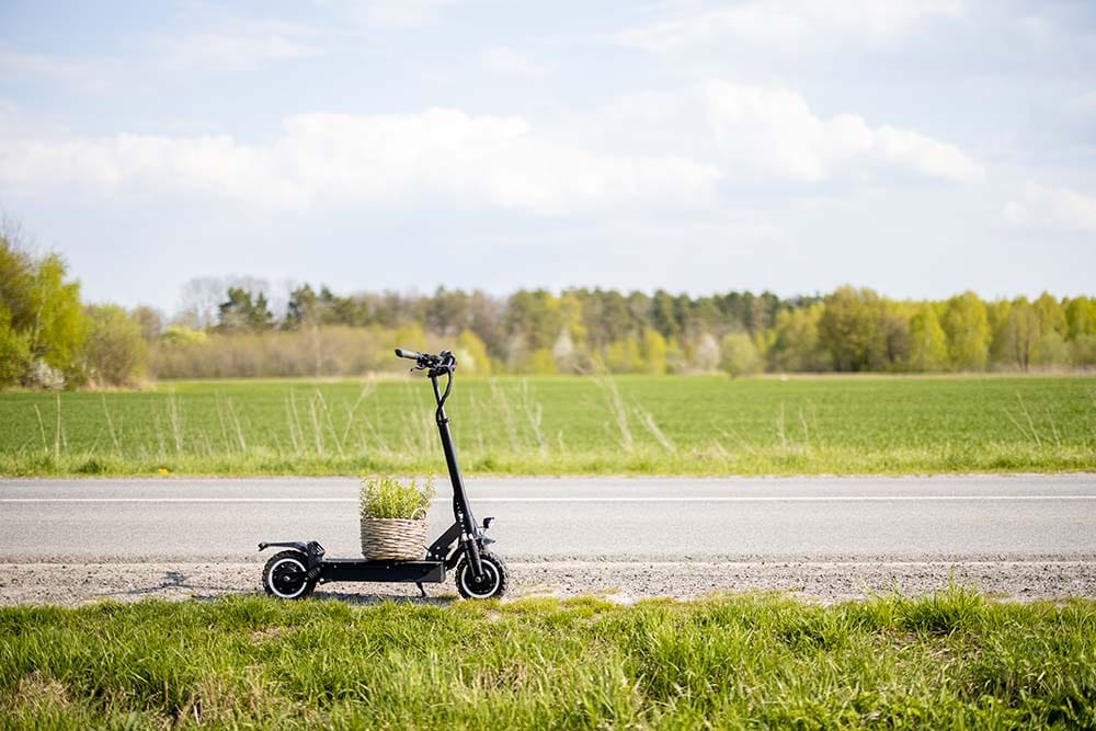Σύγχρονο ηλεκτρικό πατίνι με φωτισμό LED