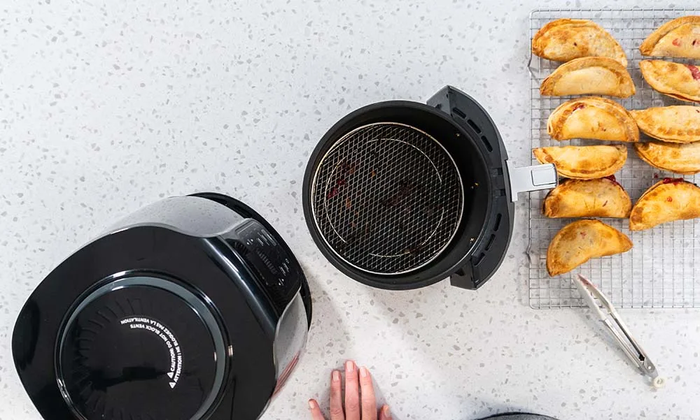 Μαύρο air fryer σε πάγκο κουζίνας έτοιμο για χρήση