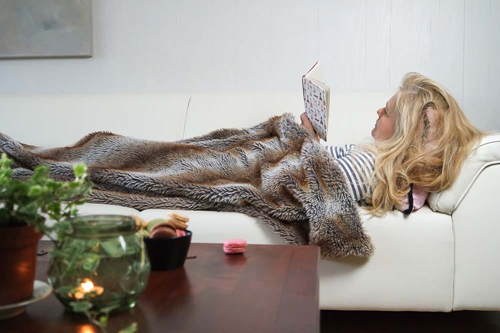 Τι να προτιμήσω για το κρύο; Κουβερτοπάπλωμα ή πάπλωμα; Κουβερτοπάπλωμα απλωμένο σε καναπέ