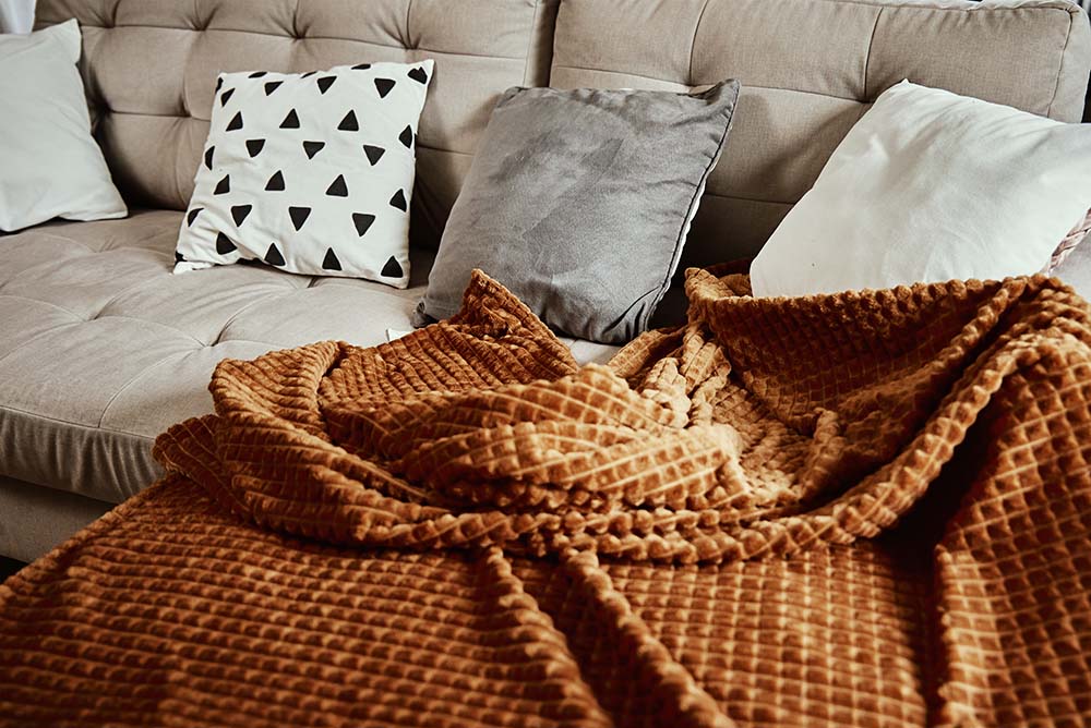 Ποια κουβέρτα κρατάει πιο πολύ ζέστη; Απαλή κουβέρτα για ζέστη fleece σε χειμωνιάτικο υπνοδωμάτιο