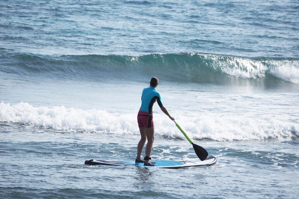 Άνθρωπος κάνει κουπί πάνω σε Σανίδα SUP