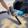 Σκούπα χειρός CleanMaxx μαζεύει άμμο παραλίας από το πορτ-μπαγκάζ αυτοκινήτου